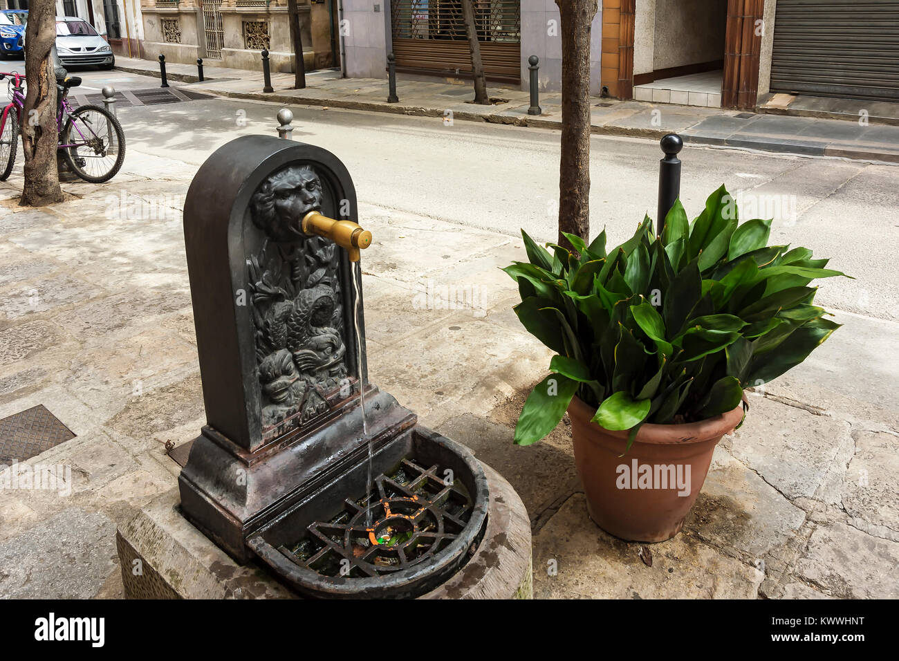 L'Espagne, Blanes - 14 septembre 2017 : un robinet avec de l'eau potable  dans une rue et un grand pot de fleurs Photo Stock - Alamy