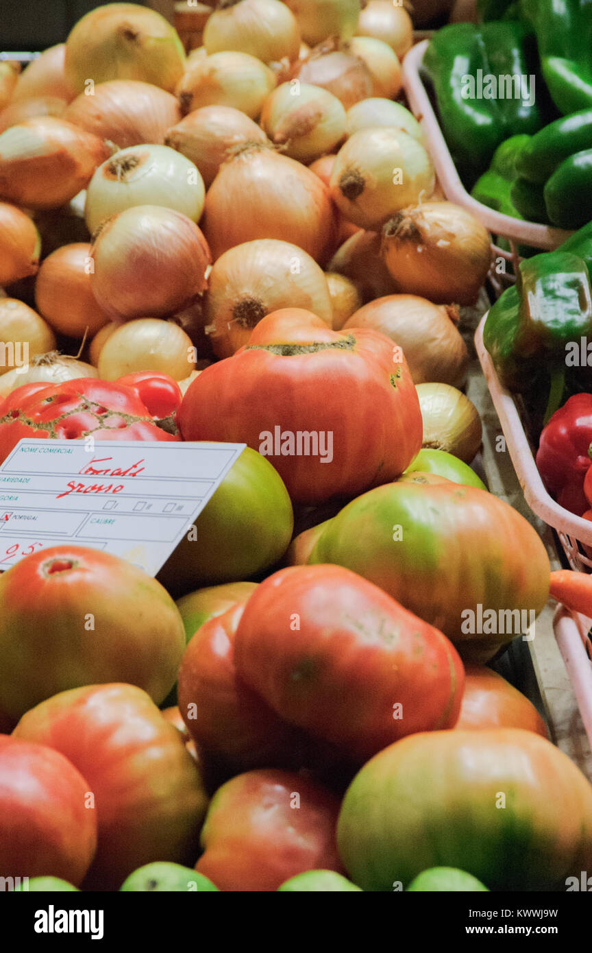 Les tomates et les oignons frais prêt pour la vente au marché local établi. Florence, Italie Banque D'Images
