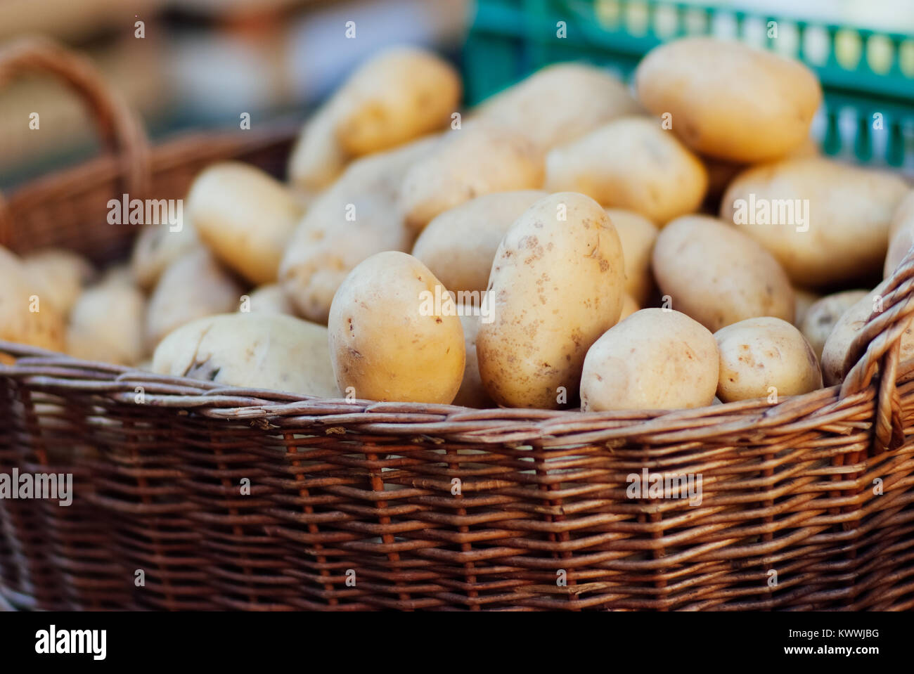Les pommes de terre fraîches prêtes pour la vente au marché local établi. Florence, Italie Banque D'Images