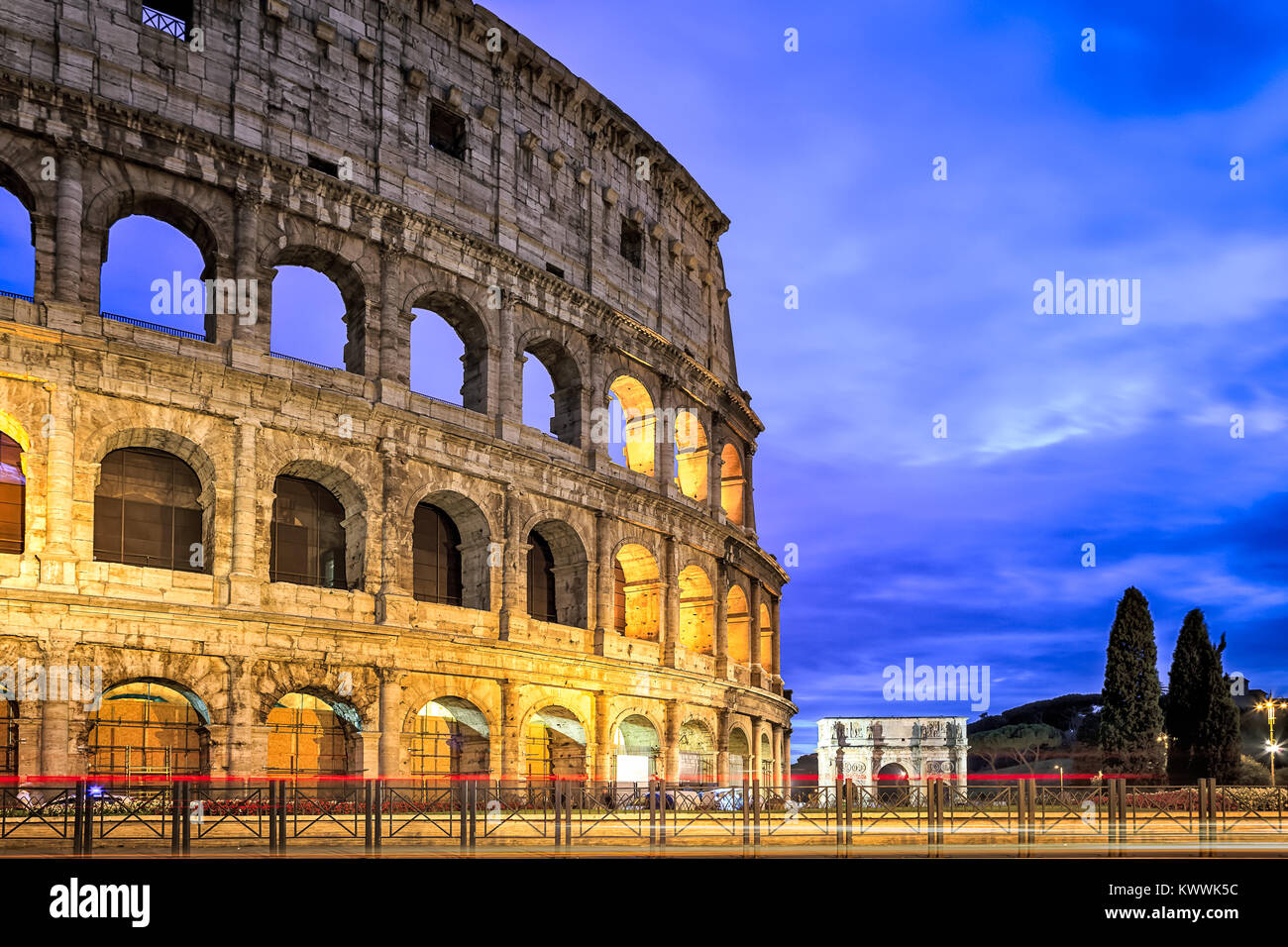 Célèbre Colisée de Rome au crépuscule avec légèreté dans l'avant-plan. Banque D'Images