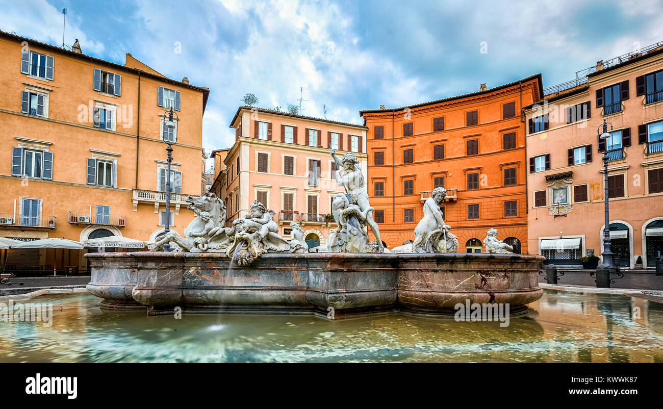 Près de la fontaine de Neptune sur la célèbre piazza Navona à Rome. Mobilis in Mobile shot vide de touristes. Banque D'Images