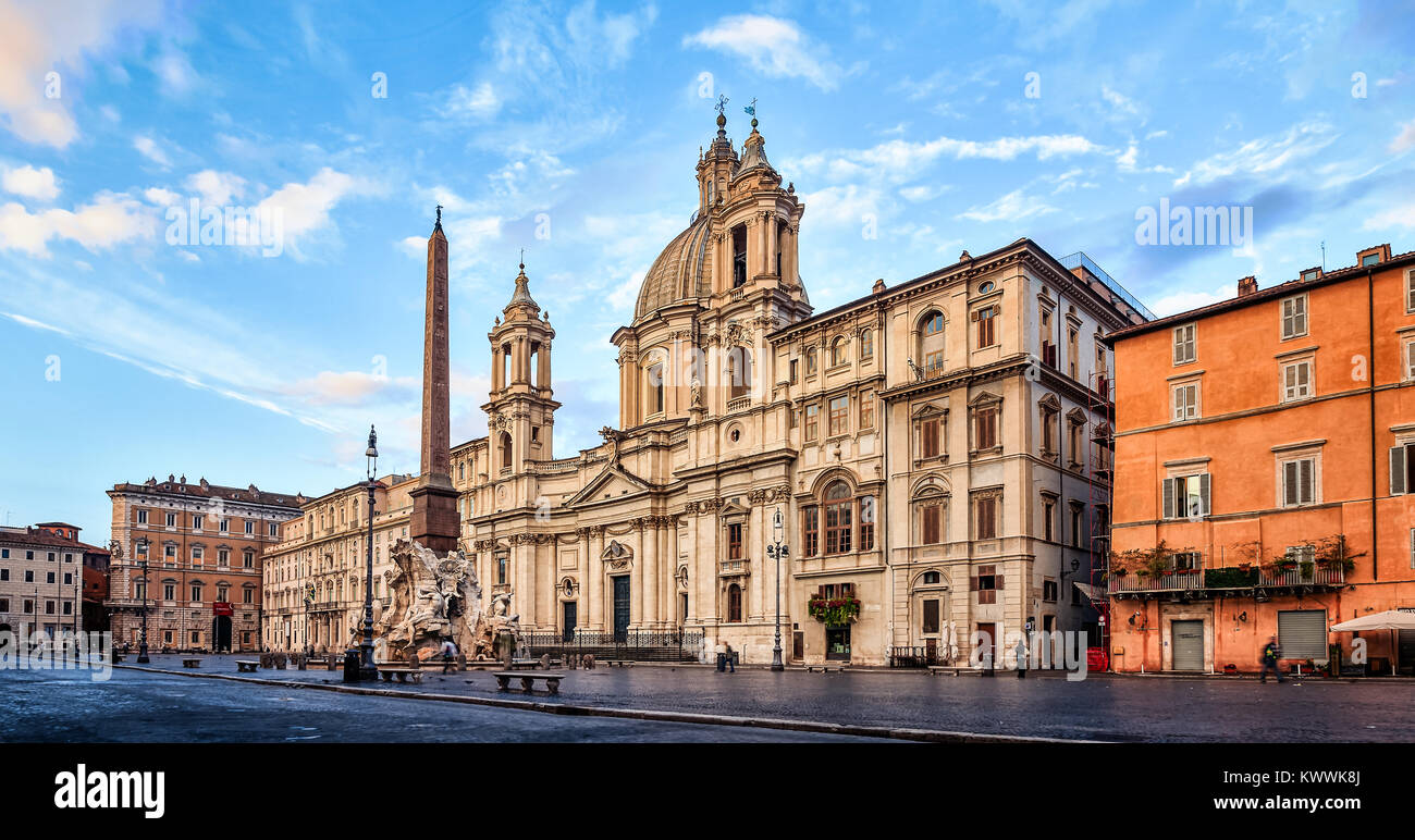 Un matin tôt vue sur la place navone à Rome, avec aucun touriste et pas de foule Banque D'Images