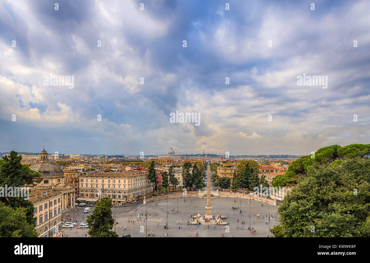 La Piazza del popolo à Rome sur un ciel nuageux l'après-midi. L'obelisco flaminio se trouve au milieu de la place. Banque D'Images