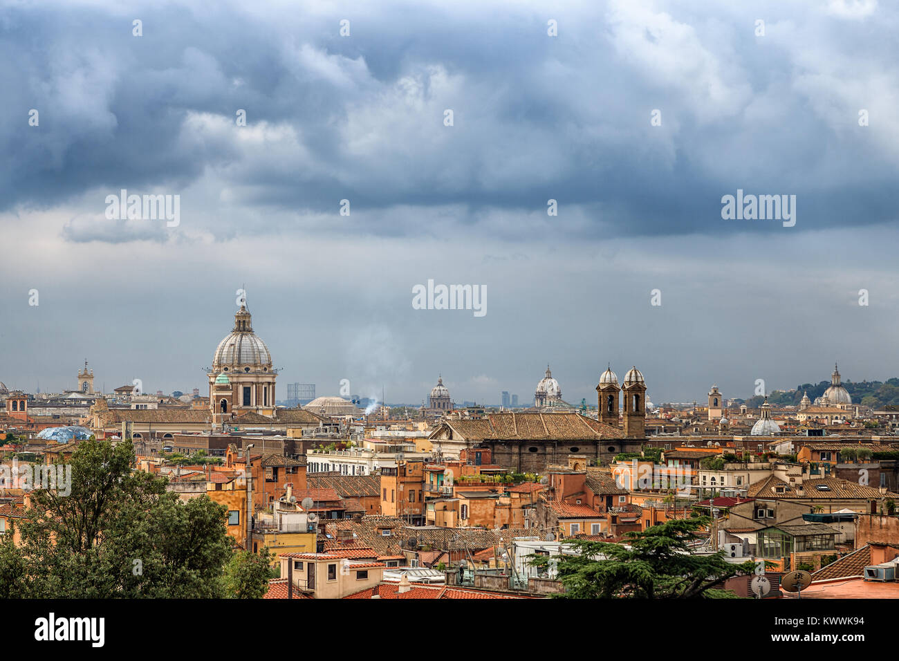 Vue sur les toits de Rome city ceter shot de la Piazza del popolo sur un jour nuageux Banque D'Images