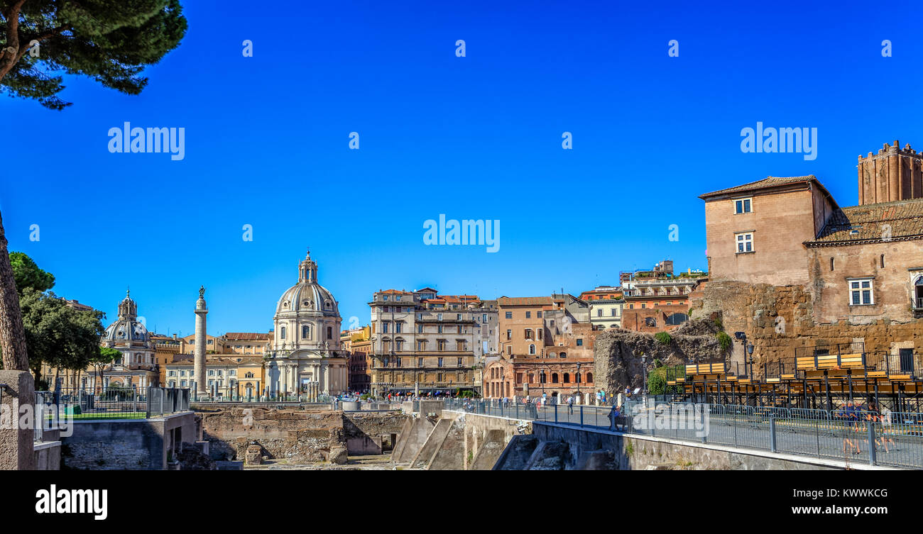 Le Foro traiano à Rome, sous un ciel bleu parfait. Il y a l'trajun colonne de gauche et l'église Santa Maria di Loreto dans l'arrière-plan Banque D'Images