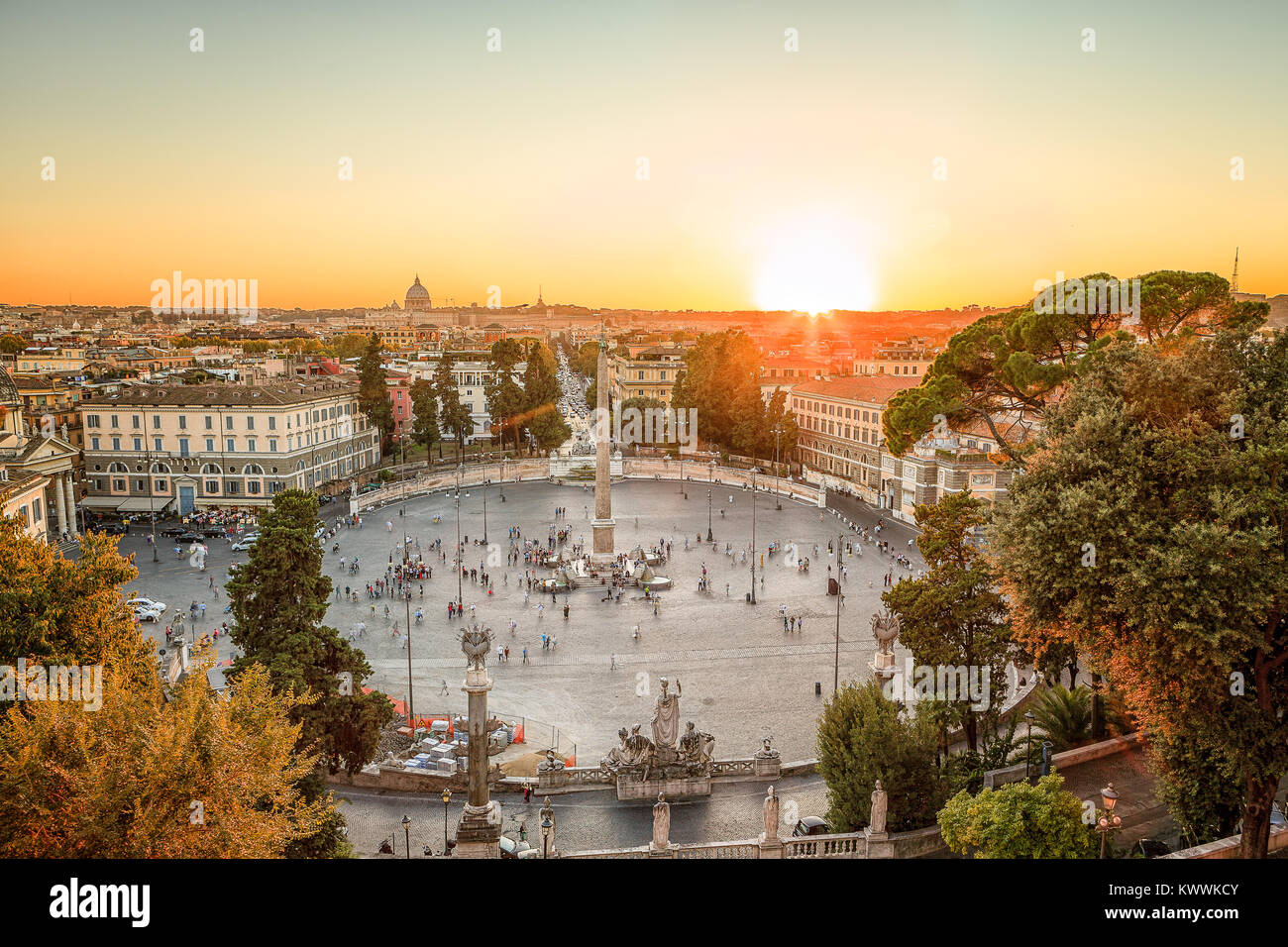 Rome célèbre Piazza del popolo au coucher du soleil avec l'obelisco flaminio dans le centre et le la basilique Saint Pierre en arrière-plan Banque D'Images