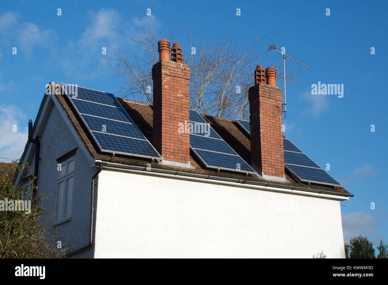 Des panneaux solaires montés sur toiture de maison individuelle dans le Hampshire, au Royaume-Uni Banque D'Images