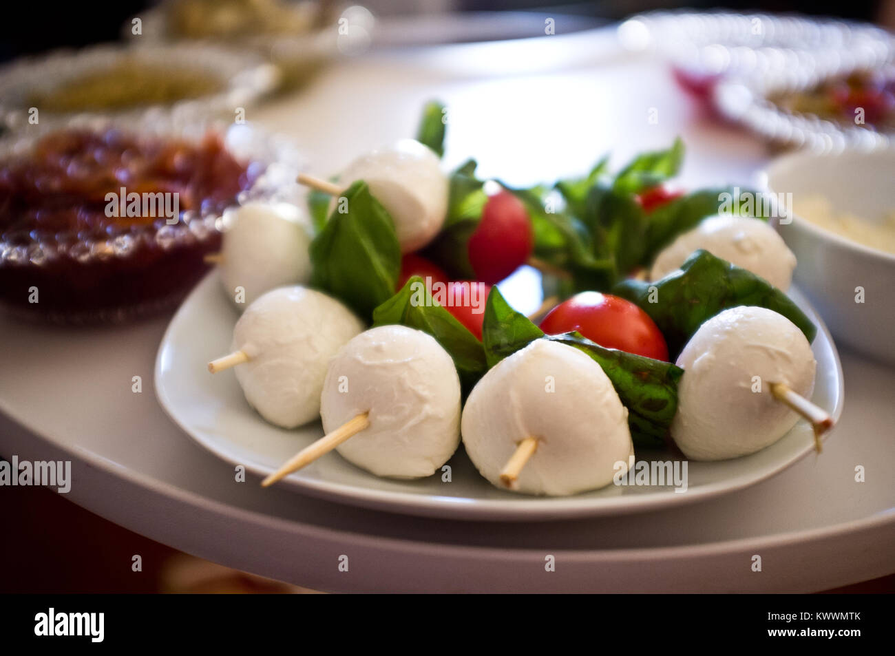 Typiquement italien sain et tomate mozzarella fraîche lave prête à être manger sur la plaque. Florence Italie Banque D'Images