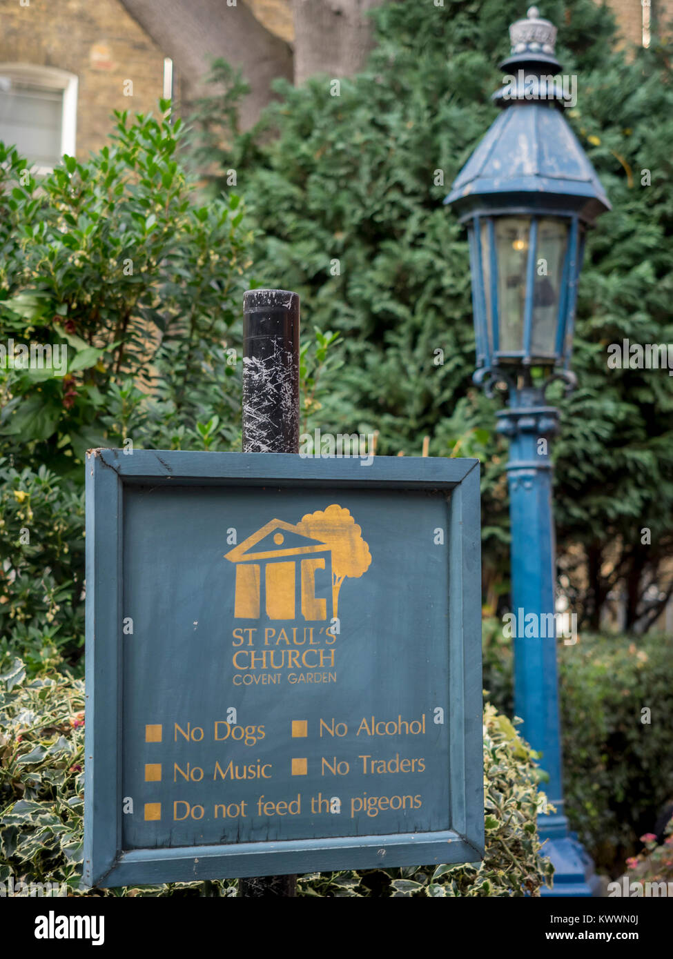 LONDRES, Royaume-Uni - 01 NOVEMBRE 2017 : panneau dans St Paul's Churchyard à Covent Garden Banque D'Images