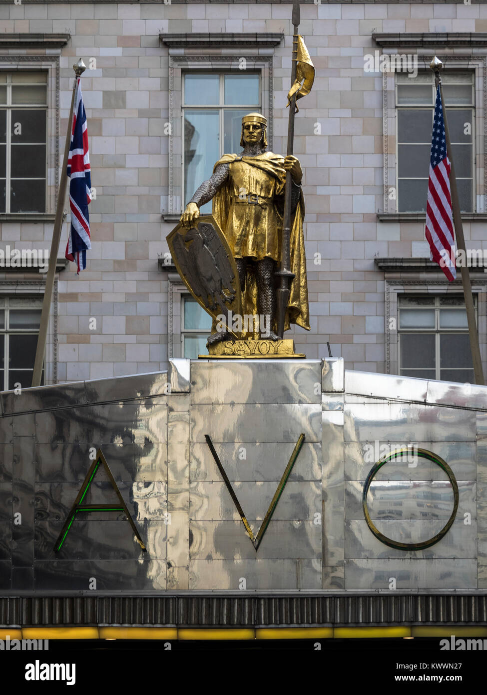 LONDRES, Royaume-Uni - 01 NOVEMBRE 2017 : statue d'or du comte Pierre de Savoie au-dessus de l'entrée de l'hôtel Savoy Banque D'Images