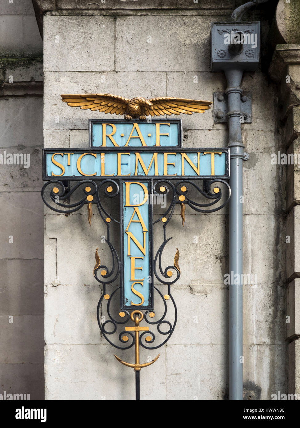 LONDRES, Royaume-Uni - 01 NOVEMBRE 2017 : panneau de croix devant l'église St Clément Danes - l'église centrale de la RAF Banque D'Images