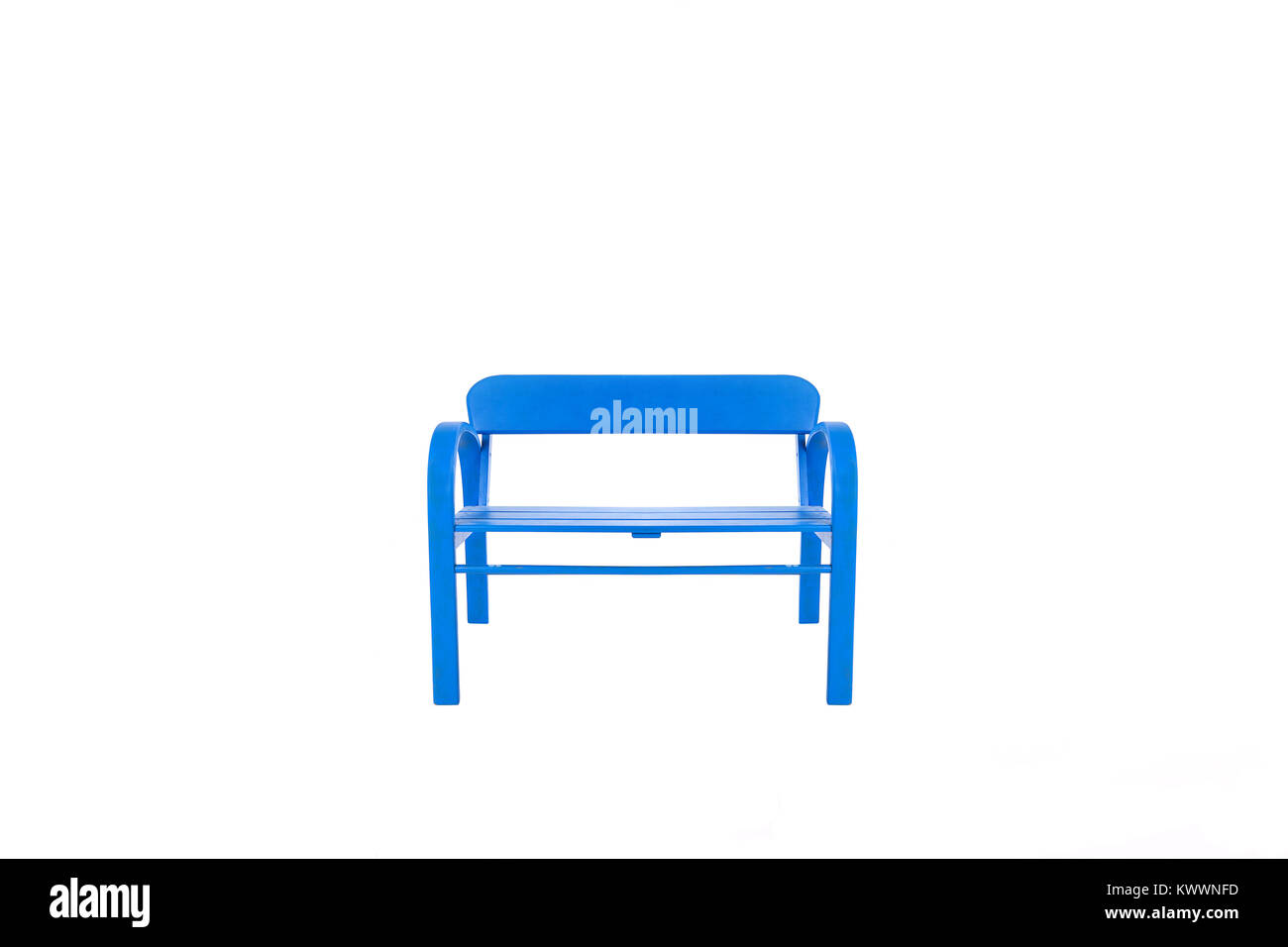 Banc en bois bleu isolé Banque D'Images