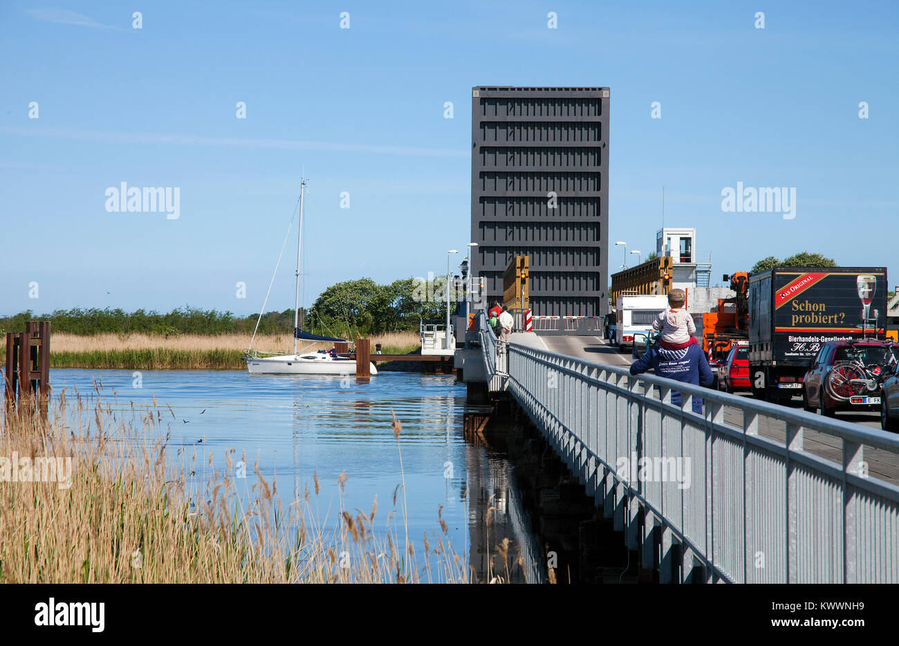 Véhicules n'attendent à Meiningen Bridge (pont de bateaux), Emmering, Fishland, Mecklembourg-Poméranie-Occidentale, de la mer Baltique, l'Allemagne, de l'Europe Banque D'Images