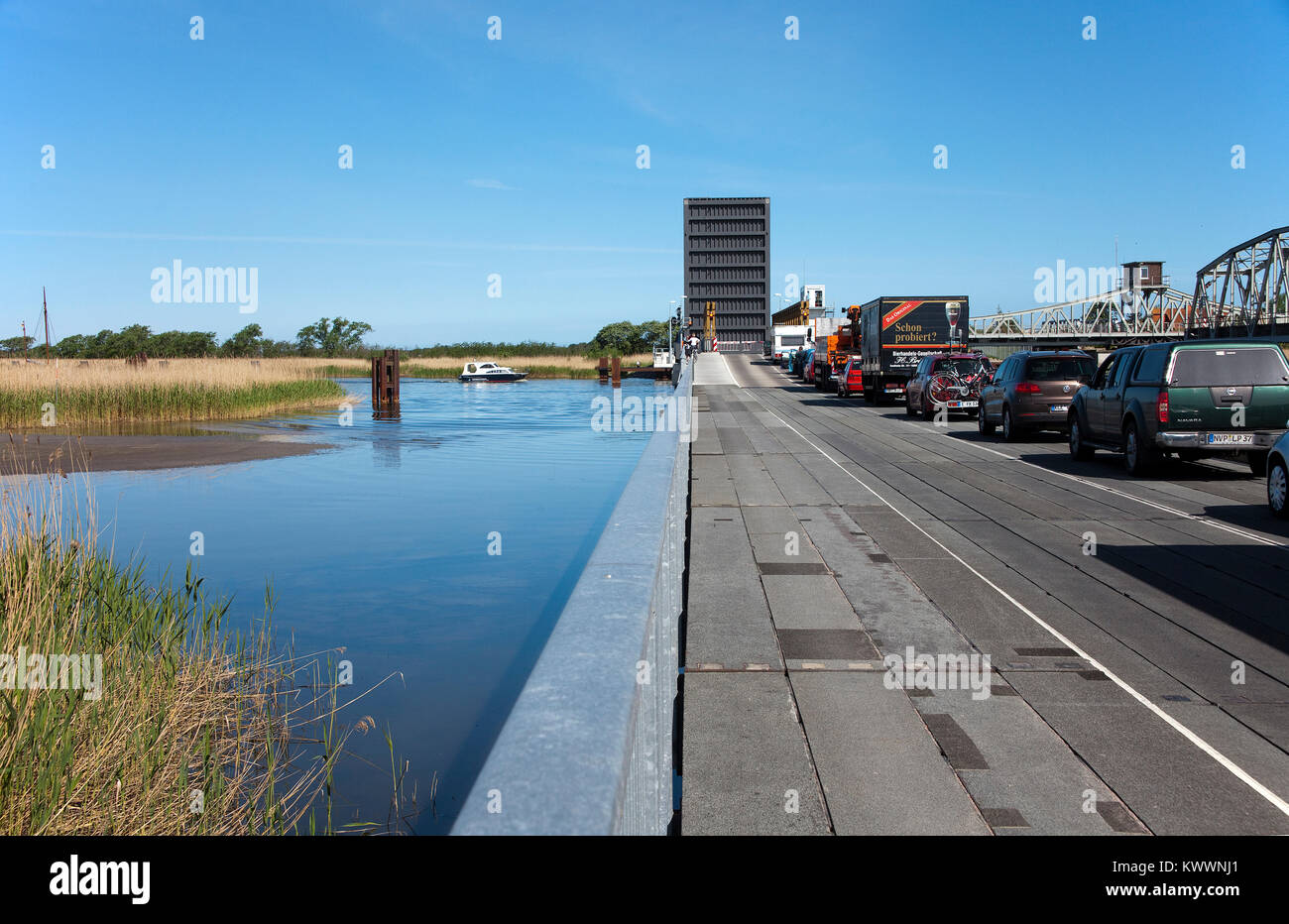 Véhicules n'attendent à Meiningen Bridge (pont de bateaux), Emmering, Fishland, Mecklembourg-Poméranie-Occidentale, de la mer Baltique, l'Allemagne, de l'Europe Banque D'Images