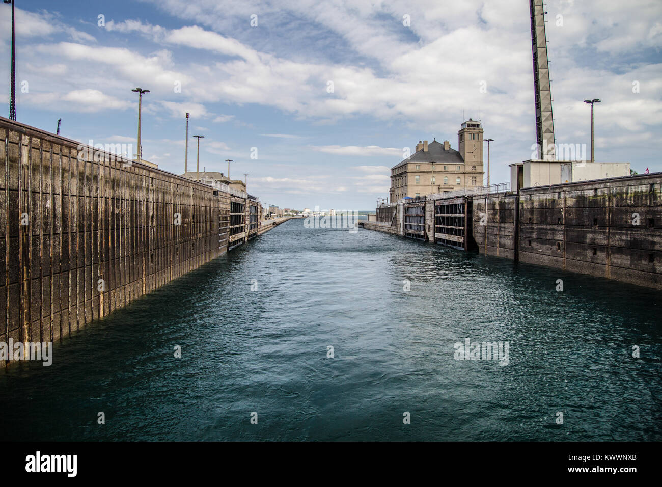 Sault Sainte Marie, Michigan, USA - 9 août 2015 : niveau de l'eau à travers le monde célèbre International Soo Locks au Michigan. Banque D'Images