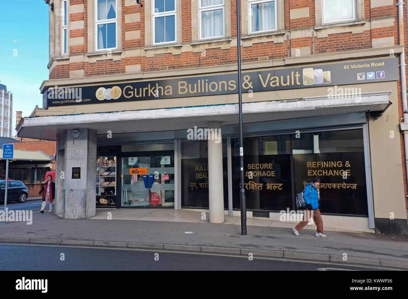 Une Népalaise man walking or lingot pâtes Gurkha et boutique à Aldershot Banque D'Images