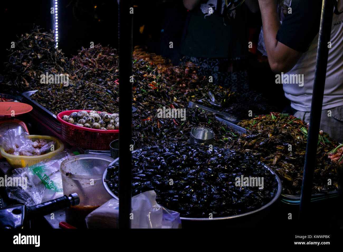 Un étal vendant de l'alimentation de rue cuisine asiatique, y compris les insectes frits crevettes blattes grillons des oeufs de cailles à Phnom Penh, Cambodge, Asie du Sud Est Banque D'Images