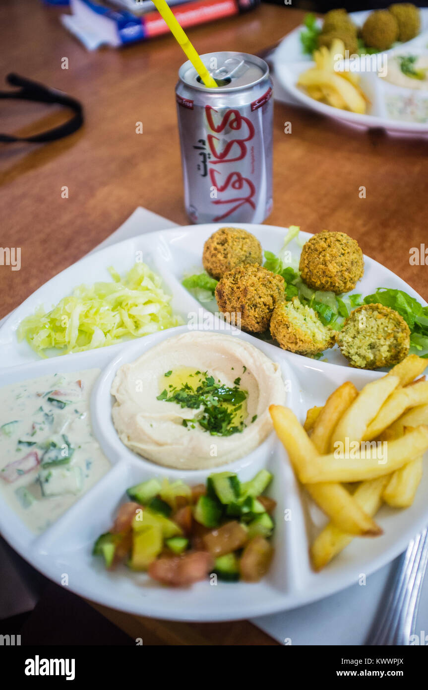 Plat typique de la culture arabe en bonne santé prêt à être manger sur la plaque. Jérusalem, Israël Banque D'Images