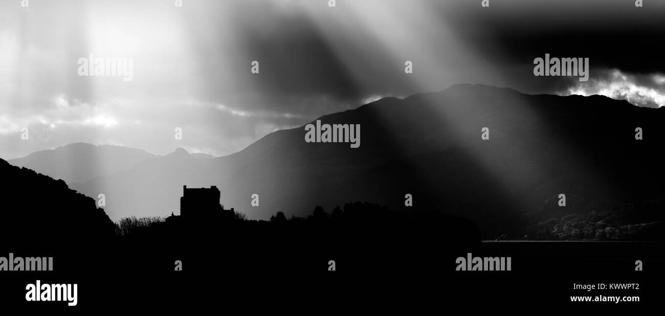 Lumière monochromatique sur le château d'Eilean Donan Banque D'Images