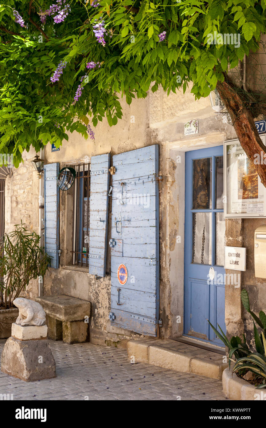 Des volets bleus et entrée à l'atelier La Glycine à Saint Rémy de Provence, France Banque D'Images