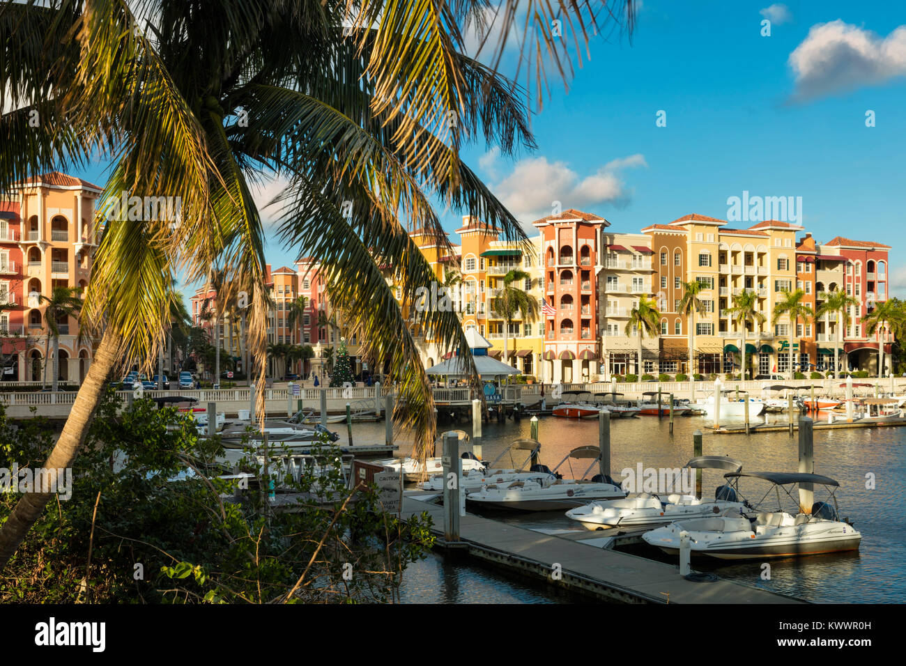 Bayfront de Naples - boutiques et des condominiums sur le front, Naples, Florida, USA Banque D'Images