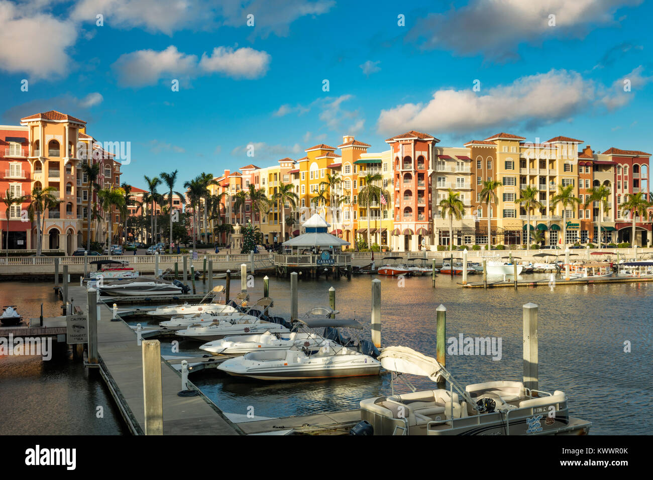 Bayfront de Naples - boutiques et des condominiums sur le front, Naples, Florida, USA Banque D'Images