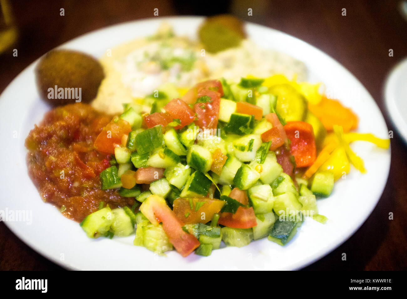 Plat typique de la culture arabe en bonne santé prêt à être manger sur la plaque. Jérusalem, Israël Banque D'Images