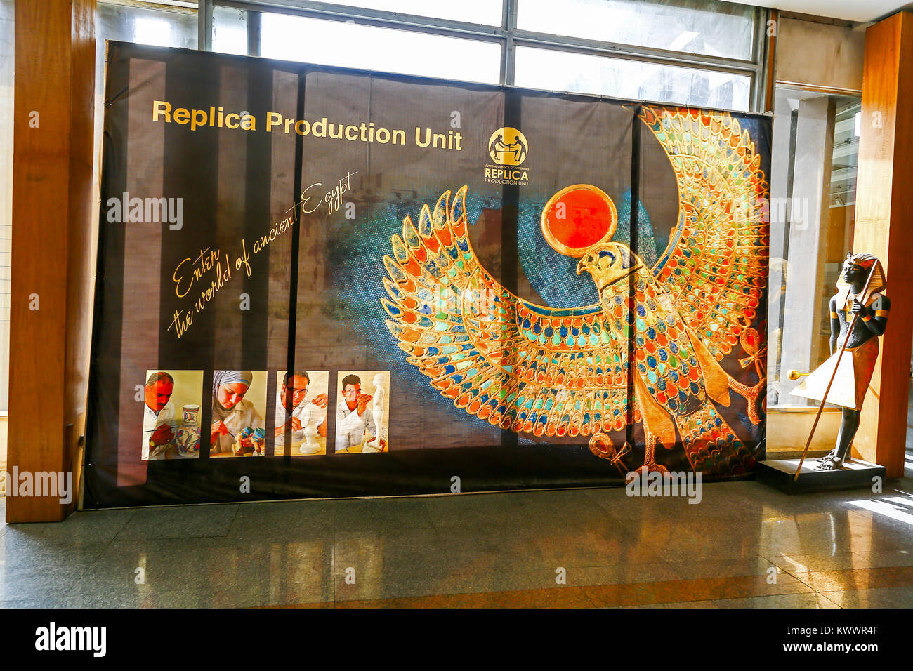 Une bannière sur le mur en disant à l'unité de reproduction réplique le Musée égyptien des antiquités, Le Caire Banque D'Images