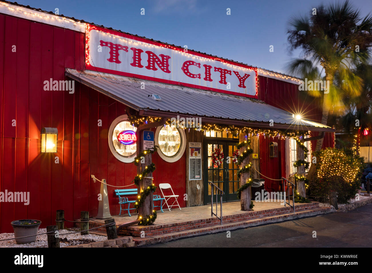 À l'entrée du centre commercial Shops at Tin City - quartier historique, Naples, Floride, USA Banque D'Images