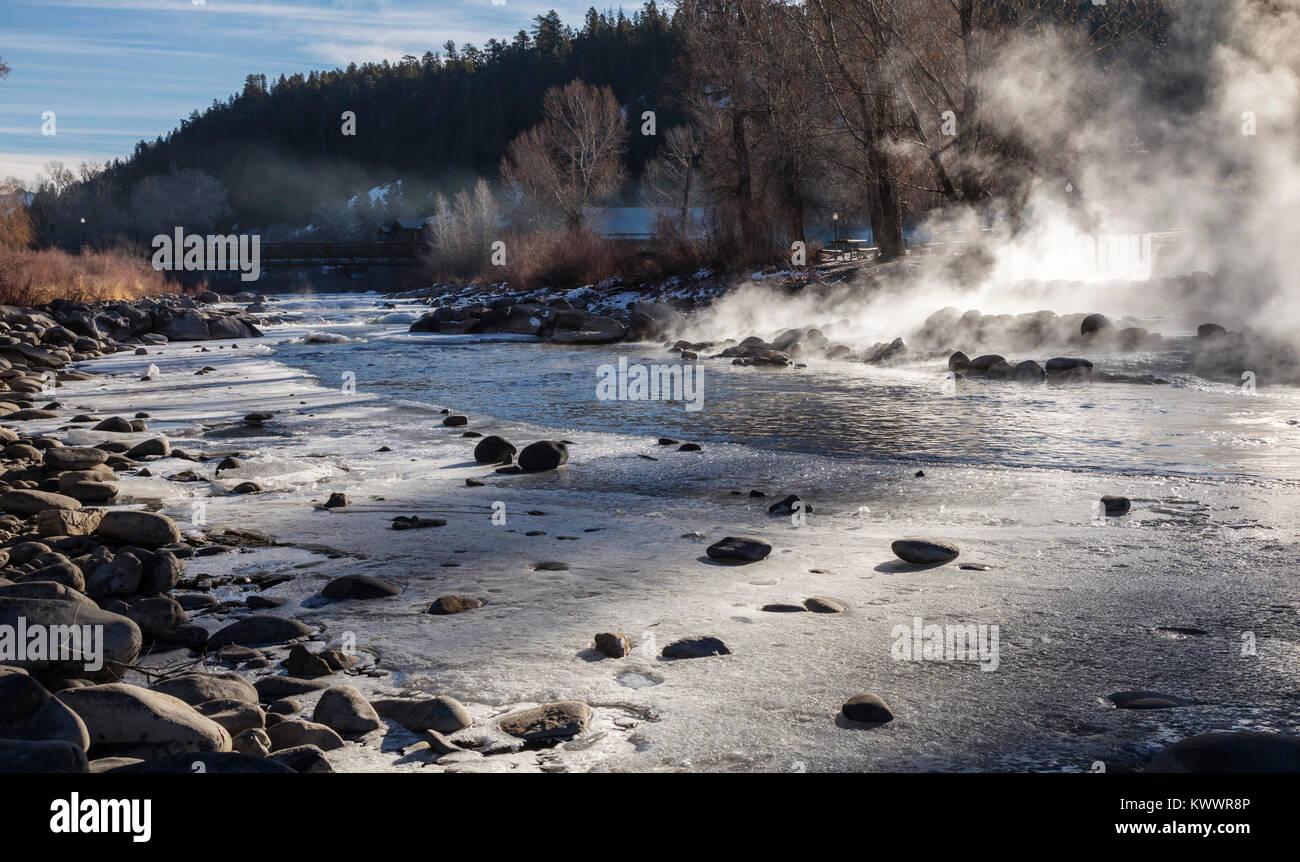 Pagosa Springs, Colorado - Hot Springs dans le partiellement gelé en hiver la Rivière San Juan. Banque D'Images