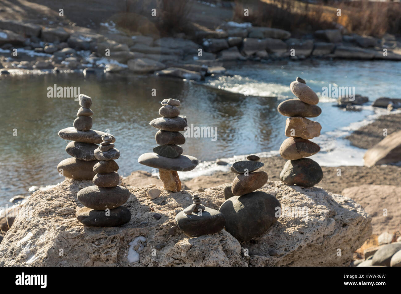 Pagosa Springs, Colorado - pierres entassées sur la rive de la Rivière San Juan. Les sources chaudes de la ville et de minéraux baignoire resorts attirent de nombreux touristes. Banque D'Images