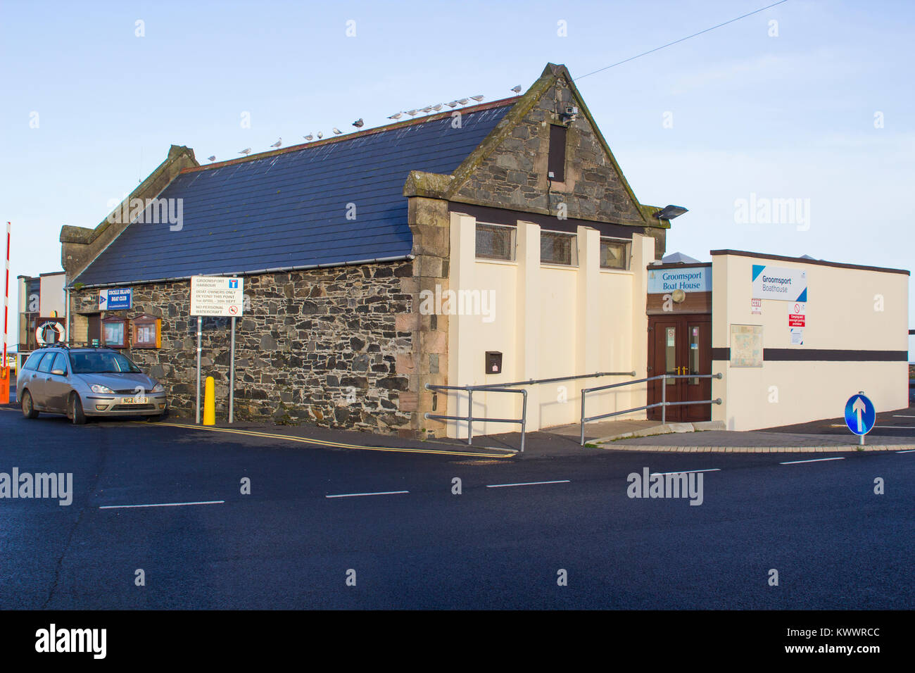 L'ancien hangar à pierre le port historique du village côtier de Groomsport dans le comté de Down en Irlande du Nord Banque D'Images