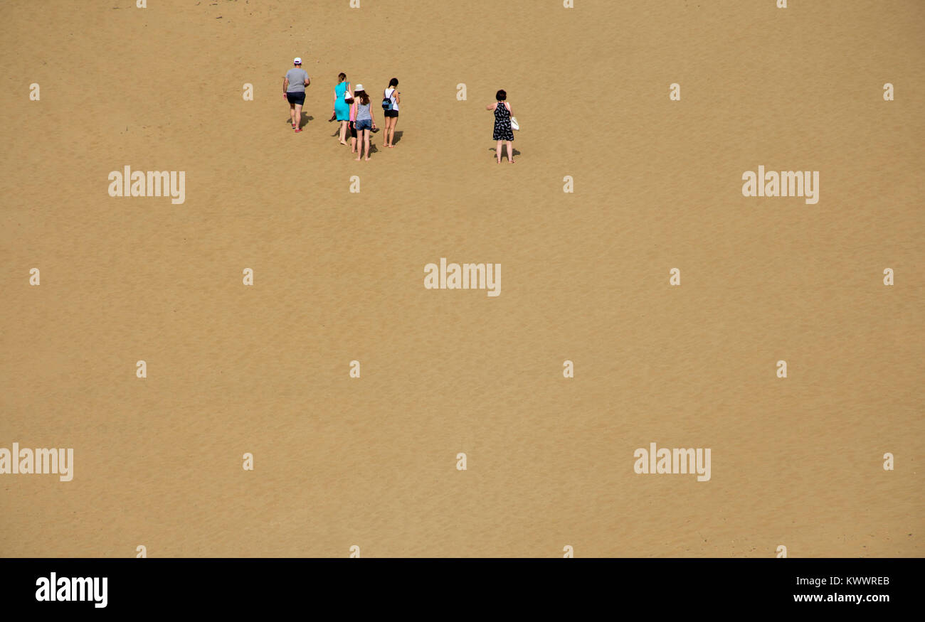 Les gens qui marchent sur les dunes de sable (un endroit comme un désert appelé 'Ammothines') à l'île de Lemnos, Grèce Banque D'Images