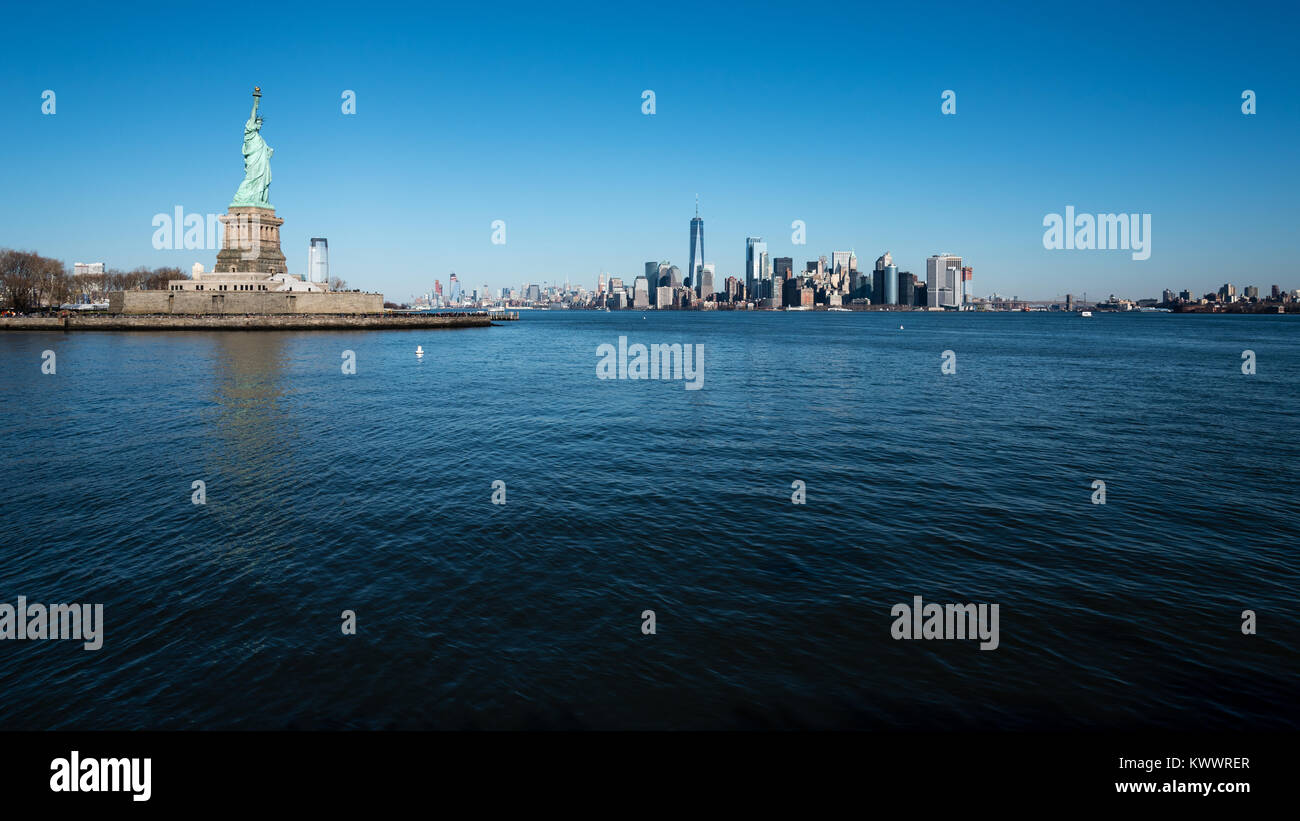 Statue de la liberté et le Lower Manhattan, vue de l'Upper New York Bay, New York. Banque D'Images