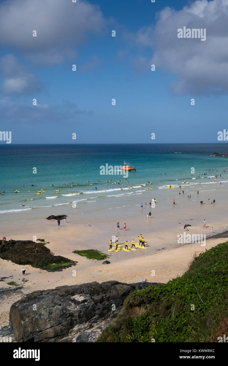 Un été à la plage de St Ives en Cornouailles. Les patrouilles de sauvetage de la RNLI au large pendant les surfeurs et les touristes jouit du beau temps ensoleillé. Banque D'Images