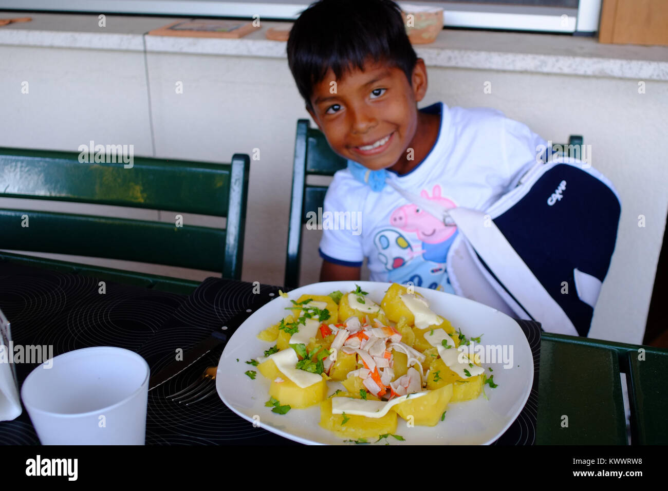 Heureux l'boy smiling heureux tandis que prêt à manger un plat typiquement italien. Florence, Italie Banque D'Images