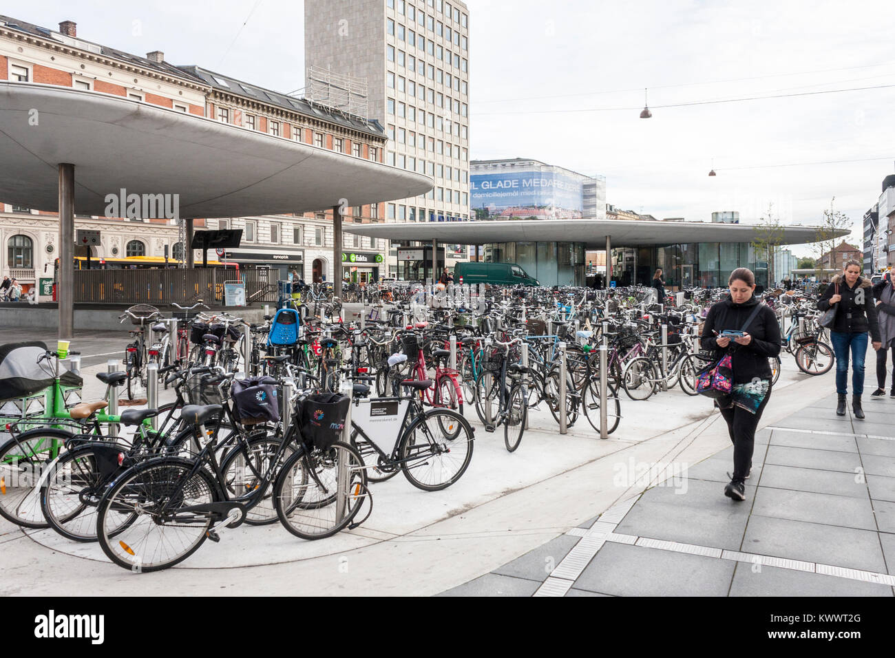Des centaines de bicyclettes à la gare ferroviaire et de métro Nørreport à Copenhague, Danemark, Europe Banque D'Images