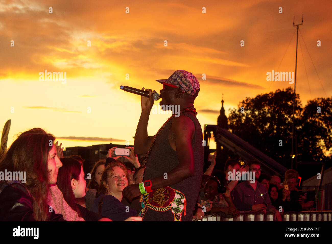 Artiste africain de chanter devant une foule, le 26 juillet 2014, au cours de l'XX' Festival des Jeux du Commonwealth 2014, Glasgow Green, Glasgow, Écosse Banque D'Images