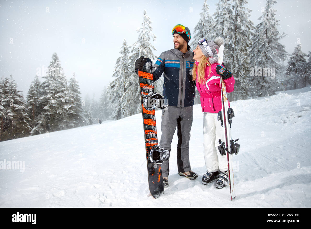 Smiling sportif et de la sportive sur la tenue de ski matériel de ski sur ski Banque D'Images