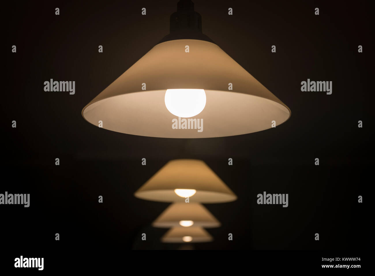 Lampes de plafond avec abat-jour en verre, éclairé Banque D'Images