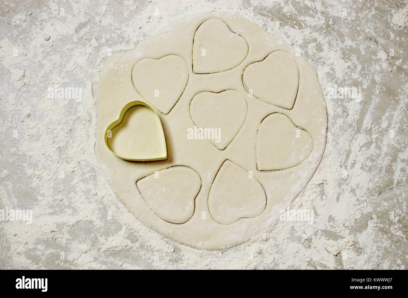 Emporte-pièce en forme de coeur sur la pâte Banque D'Images