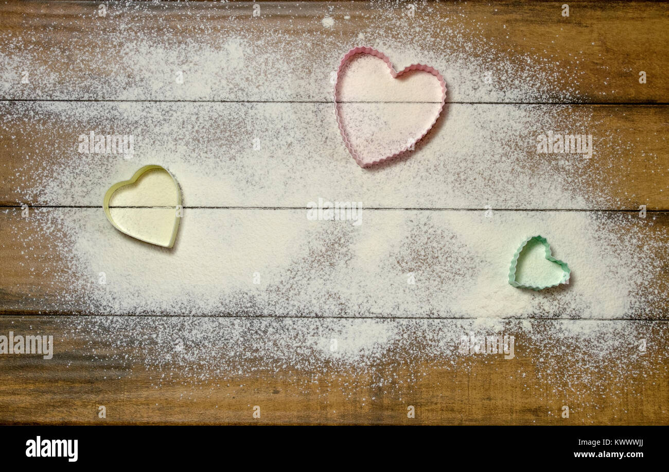 Emporte-pièce en forme de coeur pastel dans la farine Banque D'Images