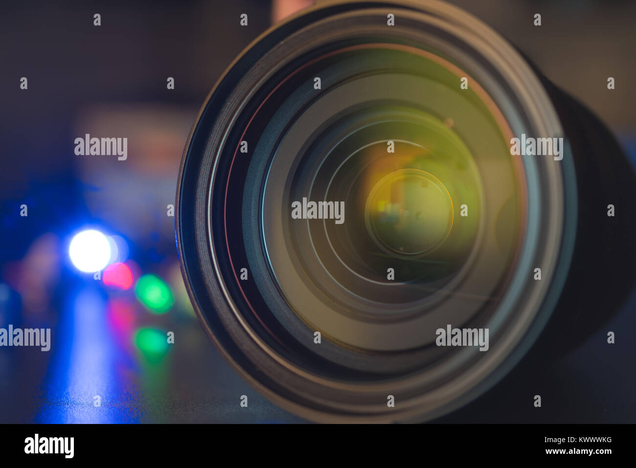 La photo ou caméra vidéo lens sur fond sombre avec des reflets d'objectif Banque D'Images