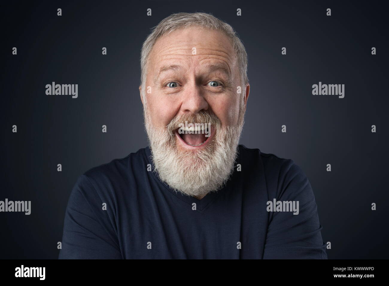 Vieux homme heureux avec beard sur fond bleu Banque D'Images