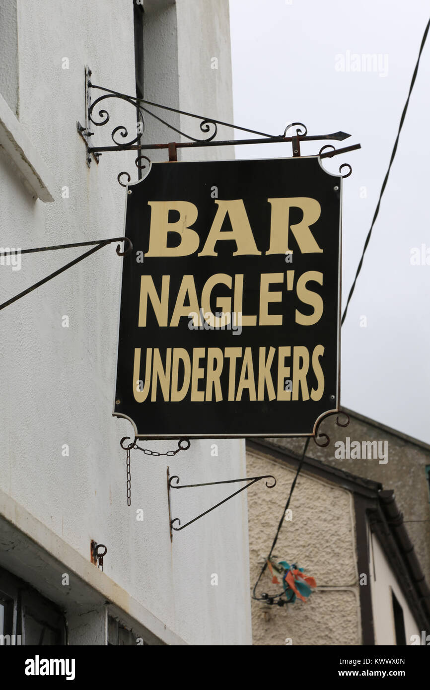 Côté rue sign advertising Bar Nagles Undertakers, Irlande Banque D'Images