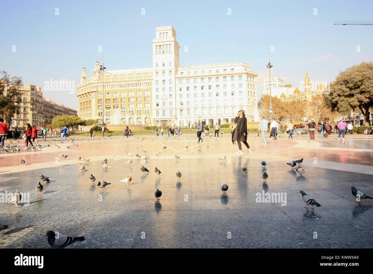 Barcelone, Catalogne - Novembre 22, 2017 : Avis de la Catalogne square avec les pigeons à Barcelone Banque D'Images