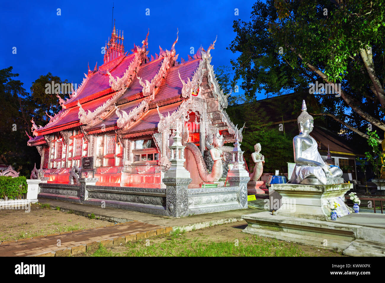 Wat Sri Suphan temple à la nuit à Chiang Mai, Thaïlande Banque D'Images
