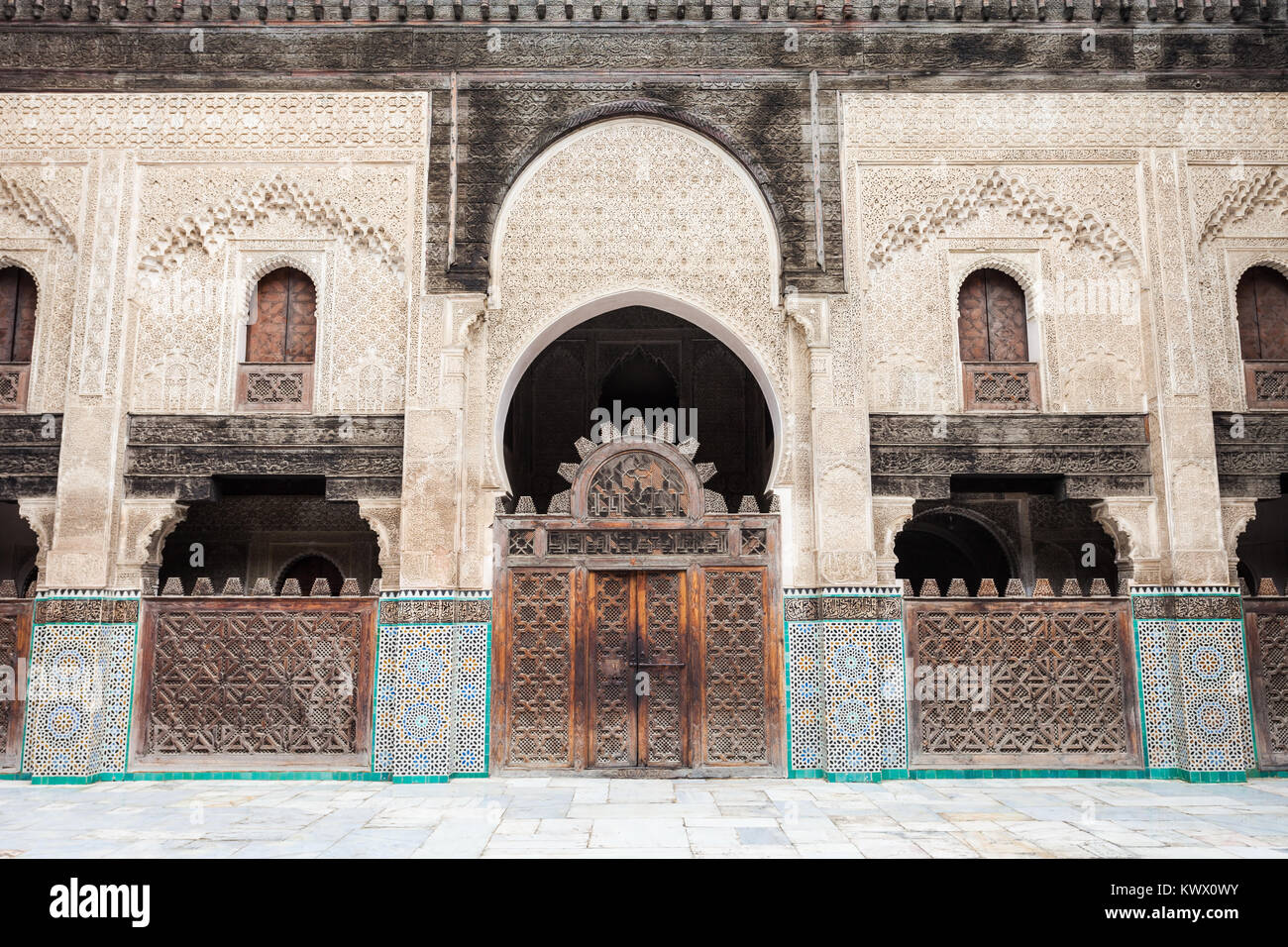 La Medersa Bou Inania est une madrasa de Fes, Maroc. Medersa Bou Inania est reconnu comme un excellent exemple d'architecture Marinid. Banque D'Images