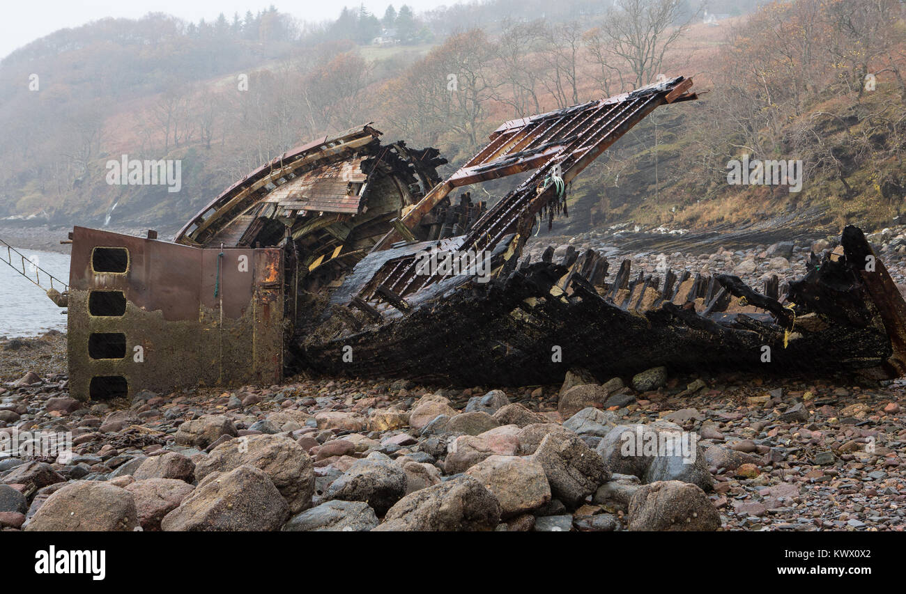 Un vieux bateau de pêche en décomposition d'autrefois se trouve sur le rivage à Diabaig Torridon, dans les Highlands écossais Banque D'Images