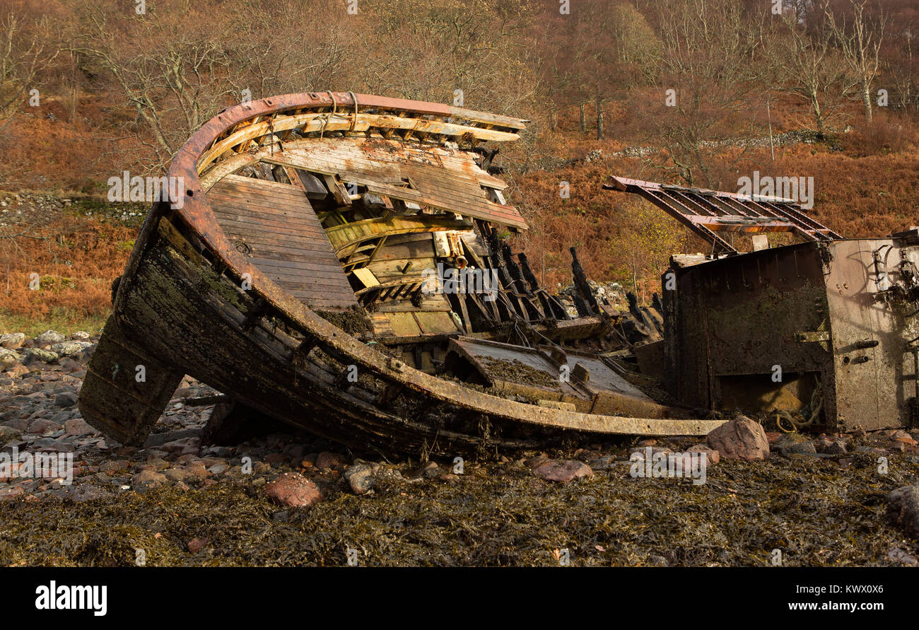 Un vieux bateau de pêche en décomposition d'autrefois se trouve sur le rivage à Diabaig Torridon, dans les Highlands écossais Banque D'Images